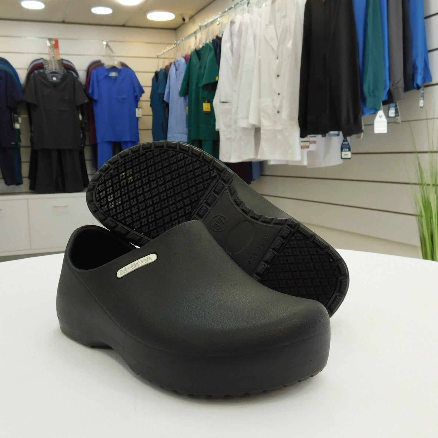 UC ZAPATOS BASICO CON HEBILLA Y SUELA NEGRA S036